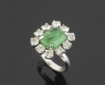 Anello a margherita con pietra verde quadrata al centro contornata da 10...