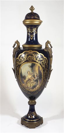 Grande vaso in porcellana policroma con coperchio. H. cm. 156.