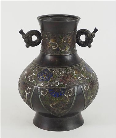 Vaso in bronzo a lavorazione cloisonnè, con manici ad anelli. H. cm. 29....