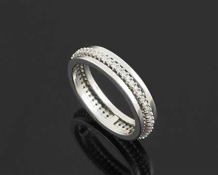 Anello eternity in oro bianco con incastonati diamanti taglio brillante a...