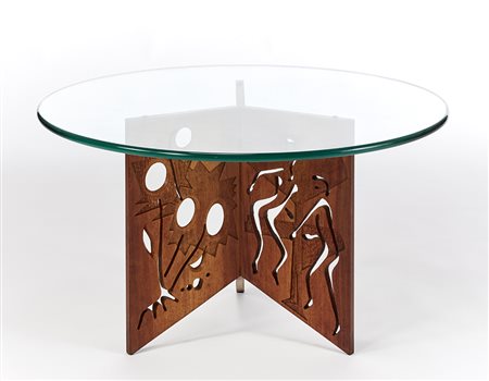 Tavolino con struttura a tripode in legno intagliato con motivi astratti,...