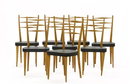 Gruppo di otto sedie in legno di faggio massello con schienale a giorno e...