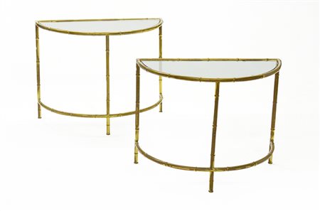 Coppia di tavolini semicircolari con struttura in ottone lucidato simulante...