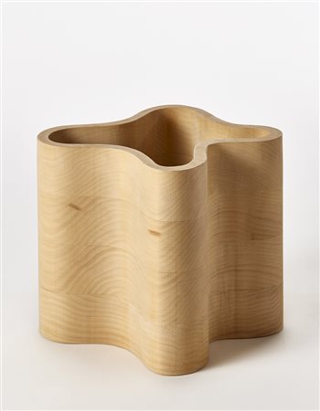Form * Contenitore di forma organica in legno modello "Venus". Italia,...