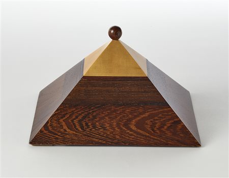 Form * Contenitore in legno piramidale. Italia, produzione recente. Legno...