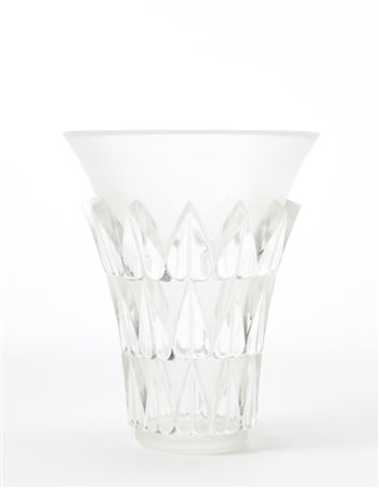 René Lalique (Ay 1860 - Parigi 1945)Vaso modello "Feuilles". Esecuzione...