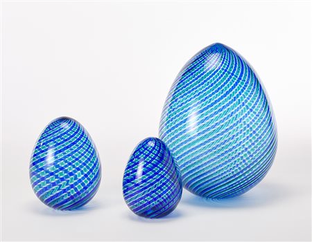VENINI Gruppo di tre uova in vetro soffiato a canne ritorte blu, verde e...