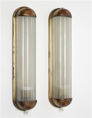 Coppia di appliques in ottone con diffusore in vetro costolato e acidato...