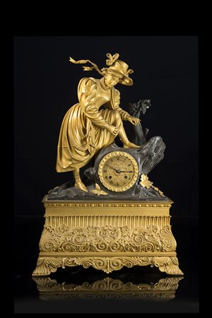 ANONIMO Pendola in metallo dorato decorata con figure di fanciullaEpoca fine...