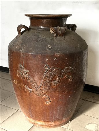 Grande vaso smaltato marrone con quattro anse e decorato con draghi in...