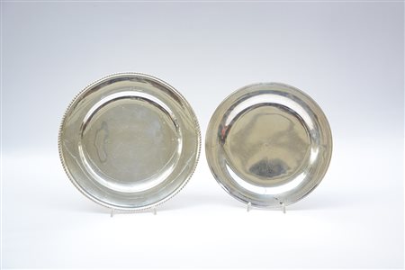 Lotto composto da due piatti tondi in argento (gr 880 ca)