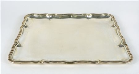 Vassoio rettangolare in argento con bordo sagomato. cm. 33x42. Gr. 1350.