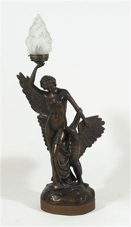 Grande lampada in bronzo a patina marrone raffigurante nudo femminile con...