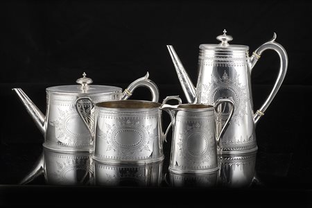Servizio da té e caffé in argento con corpi incisi a volute fogliate e motivi...