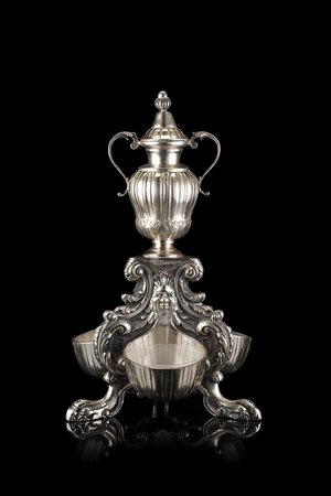Saliera centrotavola in argento sormontata da porta candela a forma di vaso...