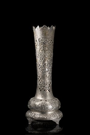 Vaso portafiori in argento inciso e traforato, decorato a volute, foglie e...