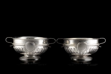 Coppia di bowls a due manici in argento, con corpo decorato da fasce...