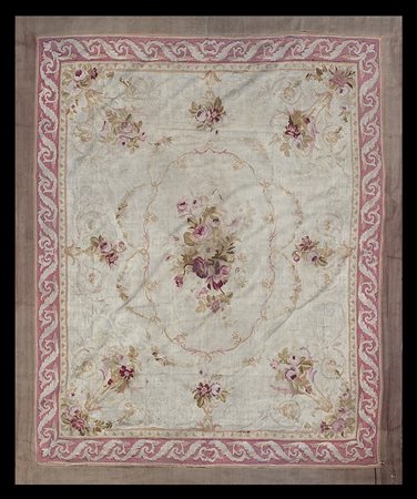 Tappeto Aubusson. Francia, secolo XIX. Decoro con medaglione floreale su...