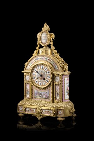 ANONIMO, Francia Orologio da appoggio in bronzo dorato con placche di Sèvres...