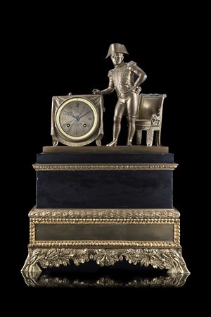 ANONIMO, FranciaPendola in bronzo dorato, ottone e marmo decorata con figura...