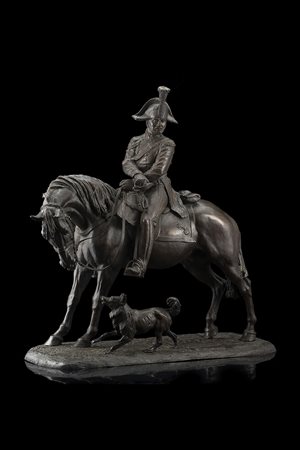 Bronzo raffigurante un carabiniere in alta uniforme a cavallo. Pezzo unico...