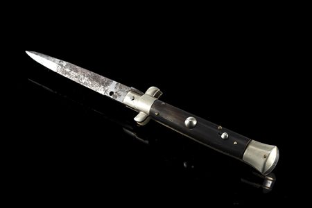 Coltello a serramanico con guance in corno. Secolo XX (cm 12 a lama chiusa)...