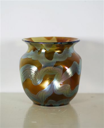 LOETZ Vaso in vetro iridato con decoro a onde. Cm 16,5. Primi '900. Firma...