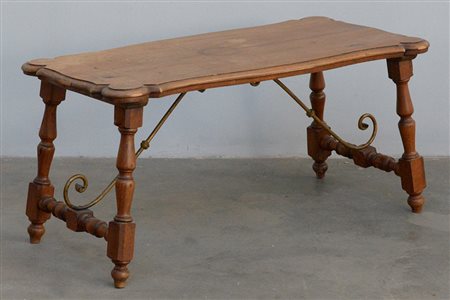Tavolino da salotto con gambe e raccordi torniti (cm 99x48x48) (difetti)
