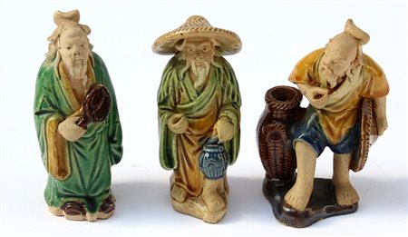 Tre sculture in porcellana a smalti sancai raffiguranti pescatori e saggi...