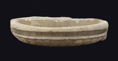 Antica vasca da fontanella in marmo a forma di mezzaluna con bordo a sagoma e...
