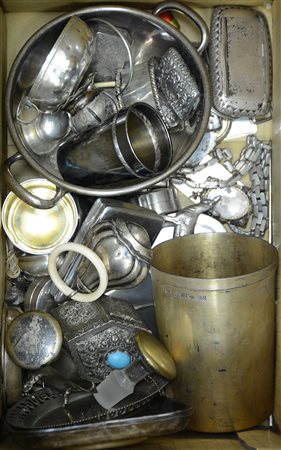 Lotto composto da numerosi piccoli oggetti in argento e metallo argentato (gr...