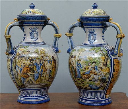 Manifattura della fine del secolo XIX, coppia di vasi con coperchio biansati...