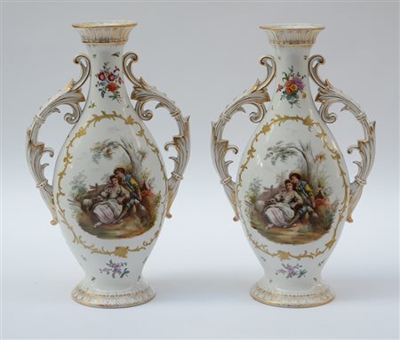 Manifattura di Vienna Coppia di vasi biansati in porcellana decorata a...