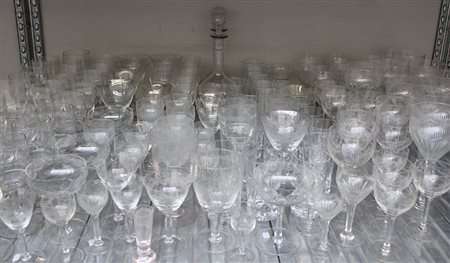 Lotto composto da parti di servizi di bicchieri composto da due bottiglie con...