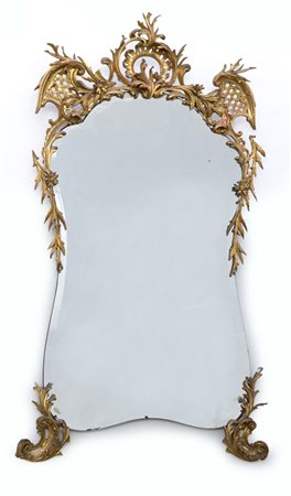 Specchio di forma sagomata decorato da antichi fregi applicati in legno...