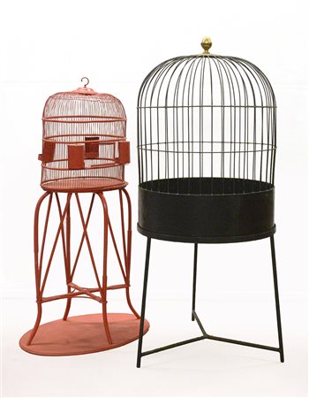 Lotto di due gabbie per uccellini in legno e ferro laccati nero e rosso...