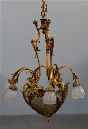 Lampadario in metallo dorato decorato a motivi vegetali, parte inferiore...