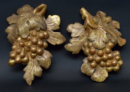 Coppia di fregi a grappolo d’uva in legno intagliato e dorato (cm 26 x 32...