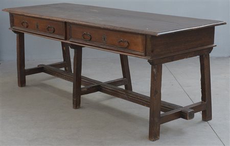 Antico tavolo a due cassetti nella fascia e gambe riunite da traversa (cm...