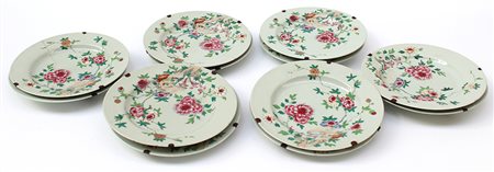 Gruppo di dodici piatti in porcellana Famiglia Rosa decorati a motivi...