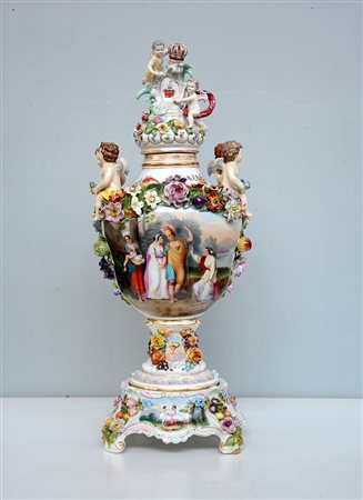 Manifattura tedesca, inizio secolo XX. Vaso con coperchio in porcellana...