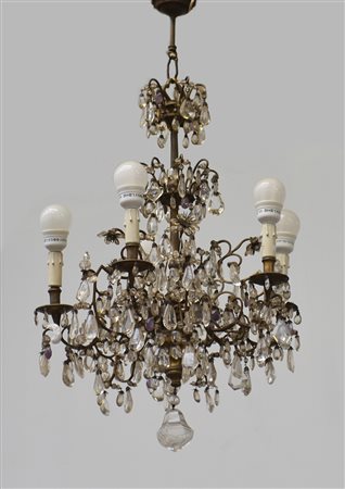 Lampadario a cinque luci e due appliques con struttura in bronzo decorato da...