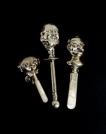 Gruppo di tre sonagli in argento figurato a volti grotteschi e animale, due...