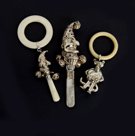 Gruppo di tre sonagli in argento con corpi decorati a giullari e pantera,...