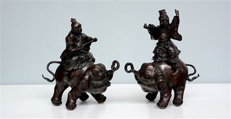 Coppia di sculture in bronzo raffiguranti personaggi su elefanti (difetti e...