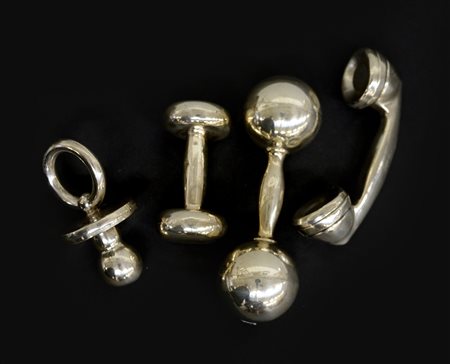 Gruppo di quattro sonagli in argento a corpo liscio a forma di cornetta...