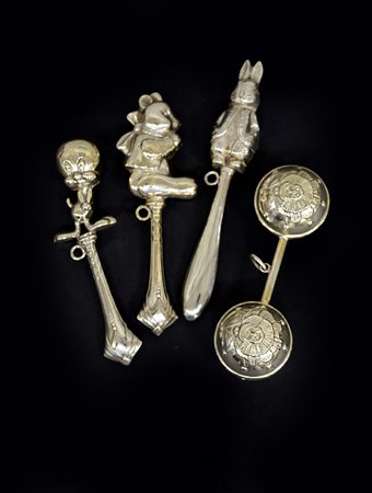 Gruppo di quattro sonagli in argento decorati e sbalzati a figure di Titti,...