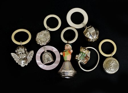 Sette sonagli in argento di epoche e materiali diversi (difetti)
