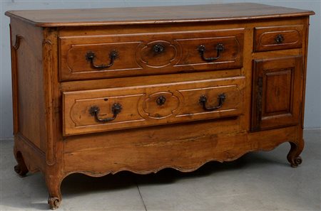 Credenza da centro in noce con fronte a due cassetti grandi, uno piccolo e...