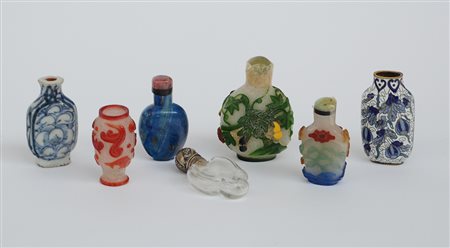 Sette snuff bottles di manifattura cinese di vari materiali e misure (difetti)